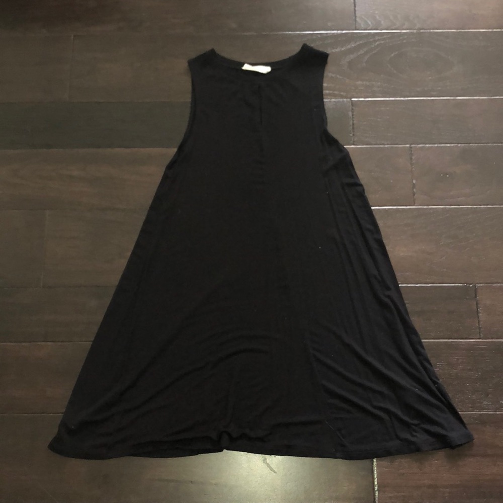 Little black dress with keyhole opening